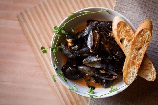 Saucy Steamed Mussels